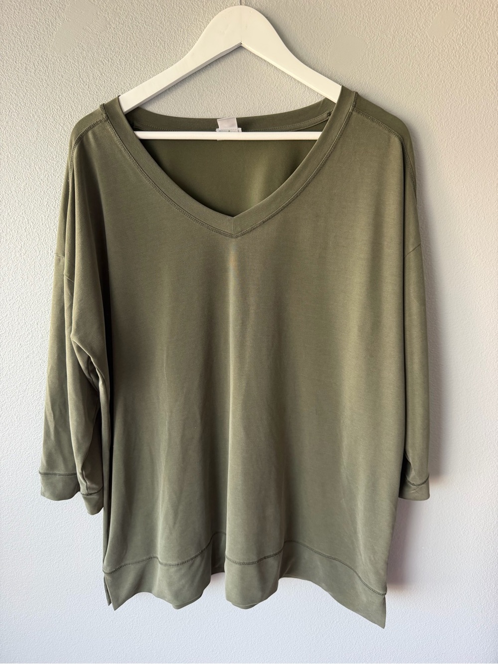 Chico’s Zenergy olive green modal blend 3/4 Sleeve v-neck top size 3 Women’s XL
